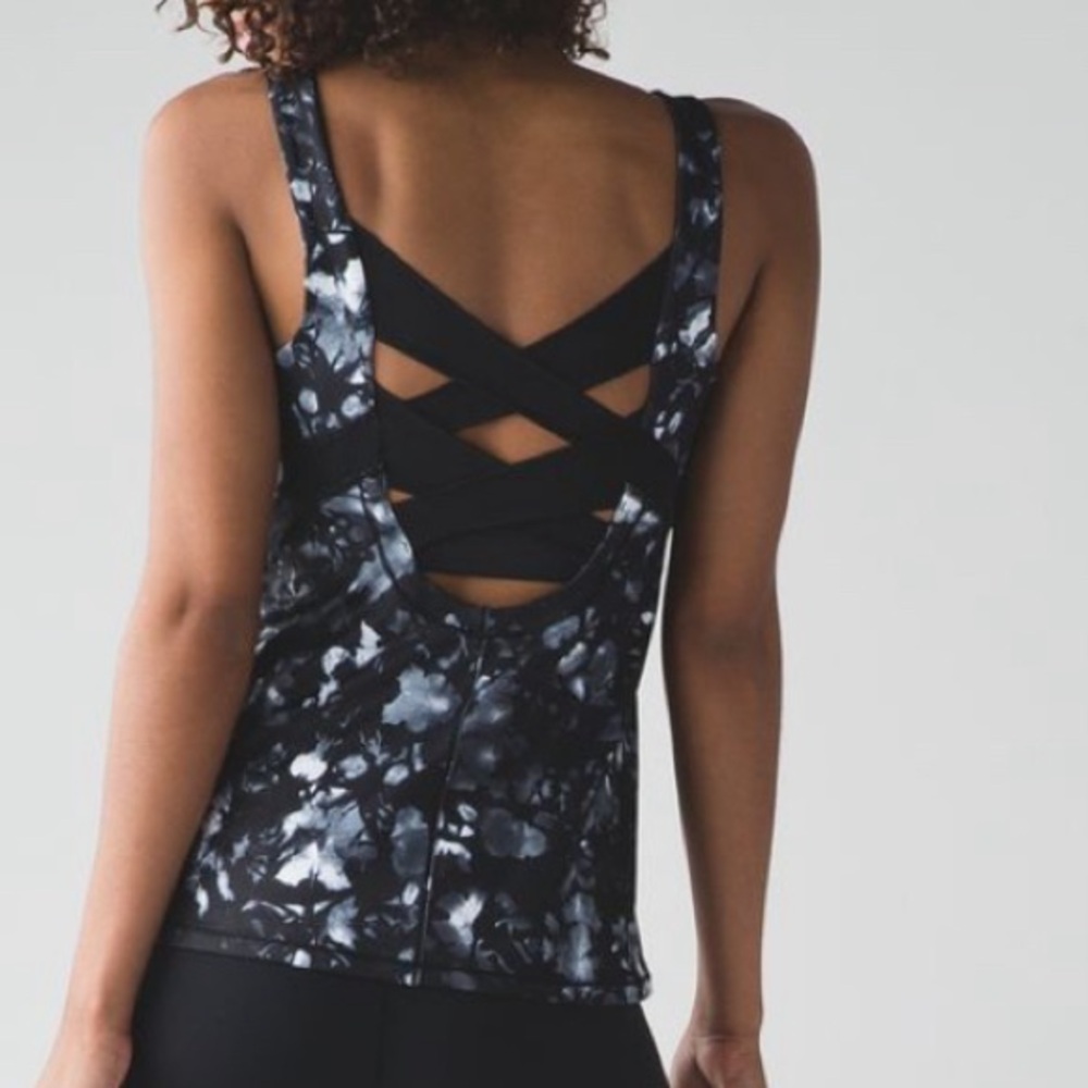 Lululemon Rise and Flow Dusk Dye white and black tank size 8